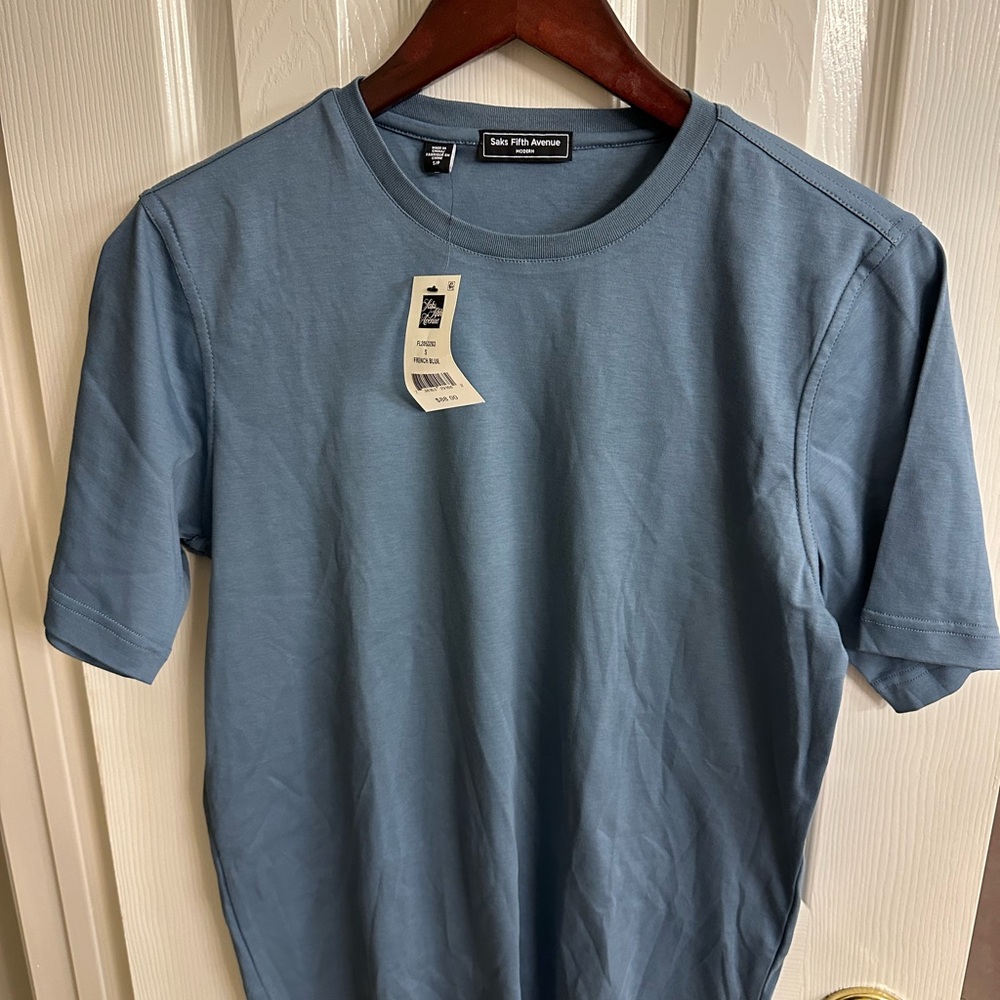 Men’s Saks Fifth Avenue Modern Fit T-shirt.  Size Small/French Blue color. NWT